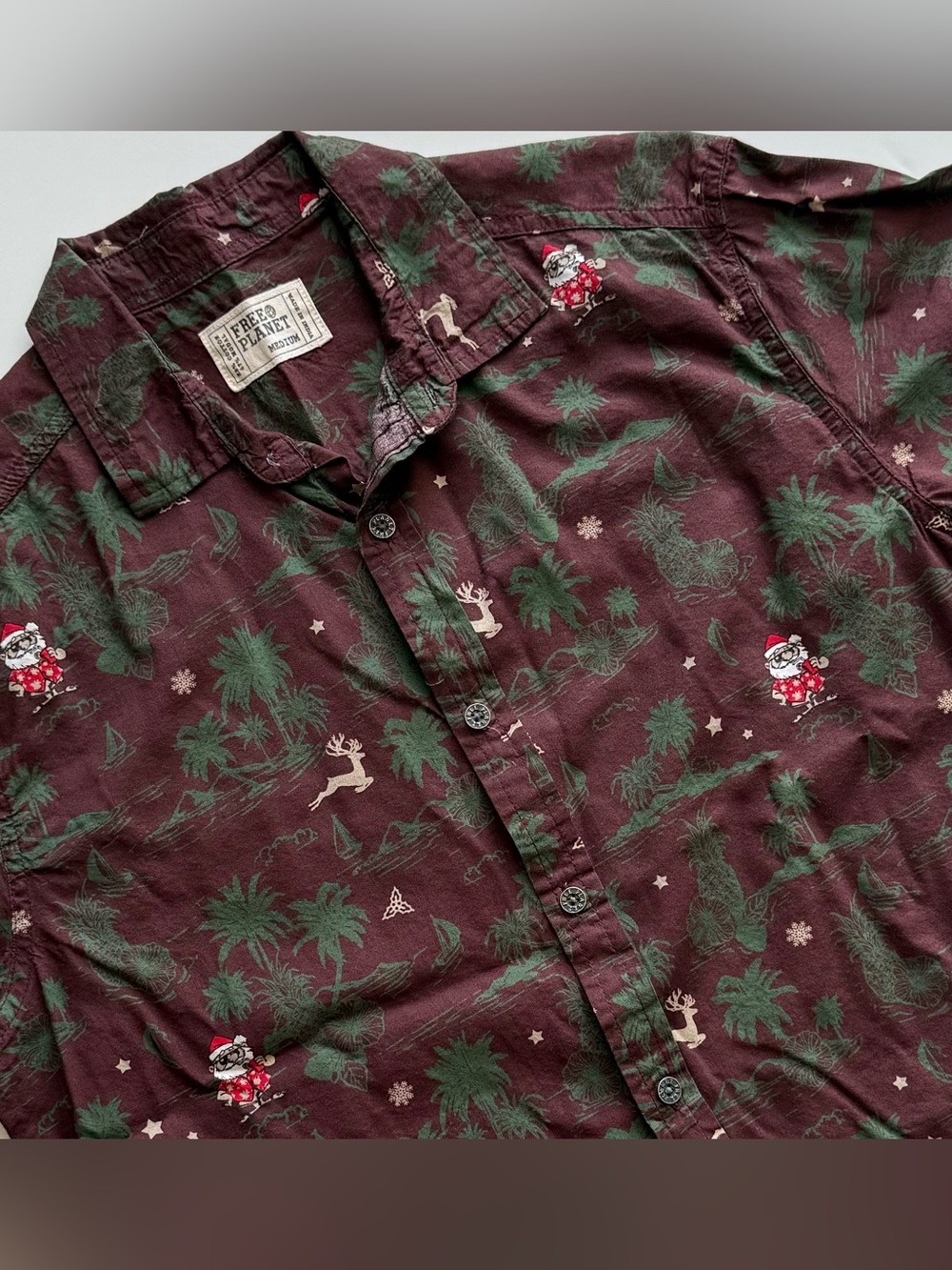 Free Planet Men’s M Hawaiian Christmas Shirt S/S Shirt Burgundy Santa Reindeer